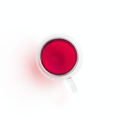 红白陶瓷杯，红色液体